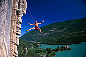 Mann beim Abseilen, Freeclimbing über Gardasee, Arco, Trentino, Italien