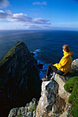 Frau genießt Aussicht, Cape Point, Südafrika