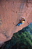 Mann in einer steilen Wand, Klettern, Sandstein, Waterval Boven, Südafrika