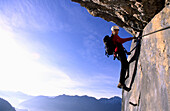 Mann beim Klettersteig, Bad Goisern, Salzkammergut, Oberösterreich, Österreich