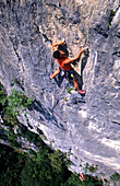 Mann klettert Mia Rabbia, Alpinklettern, Monte Cimo, Trentino, Italien