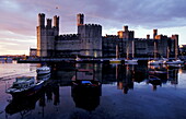 Schloss Caernarfon bei Sonnenuntergang, Caernarfon, Wales, Europa