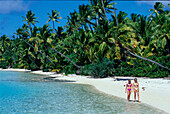Junge Frauen beim Spaziergang am Strand, One Foot Insel Aituaki Lagune, Cook-Inseln
