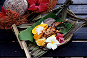 Traditionelles Gericht auf Bananenblatt, Rarotonga Cook Islands
