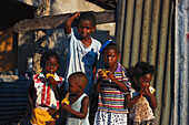 Kinder essen Mangos, Boston Bay Jamaika