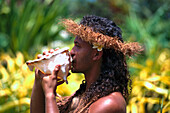 Einheimischer Mahai Daniel bläst auf einer Muschelschale, Kultur, Dorf, Rarotonga, Cook Inseln, Südsee