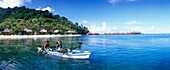 Frühstück per Auslegerkanu im Te Tiare Beach Resort, Huahine, Französisch Polynesien, Südsee