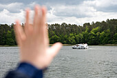 Gruß: Hand winkt dem Nachbar Hausboot zu, Tietzowsee, Mecklenburgische Seenplatte