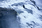 Leute am Godafoss Wasserfall, Skjalfandafljo Fluss, in der nähe von Akureyri, Island