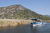 Ausflugsboot mit Touristen, Dalyan Fluss, Antalya, Türkische Riviera, Türkei