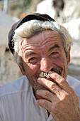 Älterer Mann mit Zigarette, Fira, Santorini, Kykladen, Griechenland