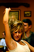 Frau tanzt Flamenco, Triana, Sevilla, Andalusien, Spanien