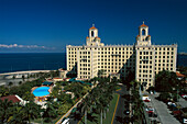 Blick auf das Hotel Nacional am Meer unter blauem Himmel, Havanna, Kuba, Karibik