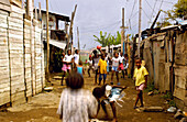 Spielende Kinder in einem Armenviertel, Aquablanca, Cali, Kolombien, Südamerika