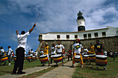 Olodum Band mit Trommeln vor einem Leuchtturm, Farol do Barra, Salvador da Bahia, Brasilien, Südamerika