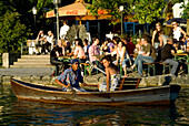 Paar im Ruderboot beim Seehaus, Rowing the Sweatheart, Seehaus, Beergarden of Young urban profe, English Garden, Munich, Bavaria, Germany