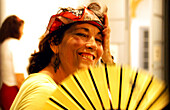 Lächelnde Frau mit Fächer, Triana, Sevilla, Andalusien, Spanien, Europa