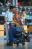 Familie, Abflughalle Flughafen, Stuttgart, Baden Württ.bg., Deutschland