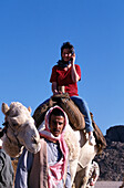 Tourist mit Handy, Kamelreiten, Wüste, bei Hurghada, Rotes Meer, Ägypten