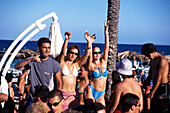Eine Gruppe junge Leute beim Tanzen in der Bora Bora Strand Disco, Club, Playa d'en Bossa, Ibiza, Spanien