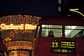 Weihnachtsbeleuchtung und Doppeldeckerbus am Abend, Oxford Street, London, England, Grossbritannien, Europa
