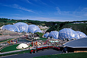 The Eden Project, kuppelförmige Gewächshäuser im Sonnenlicht, Cornwall, England, Grossbritannien, Europa