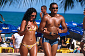 People on the beach in the sunlight, Barrraca, Praia Mundai, Porto Seguro, Bahia, Brazil, South America, America