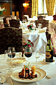 Gedeckter Tisch im Lygon Arms Restaurant, Broadway, Cotswolds, Gloucestershire, England, Großbritannien, Europa
