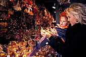 Familie auf dem Weihnachtsmarkt, People