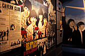 Poster und Plakate im Beatles Museum, Liverpool, England, Grossbritannien, Europa