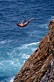 Klippenspringer während des Sprungs, Acapulco, Guerrero, Mexiko, Amerika