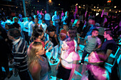 Menschen tanzen im Prince Nachtklub, Riccione, Provinz Rimini, Italien, Europa