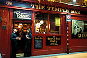 Menschen im Eingang der Temple Bar, Temple Bar Bezirk, Dublin, Irland, Europa