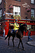 Berittener Polizist vor der Temple Bar, Temple Bar Bezirk, Dublin, Irland, Europa