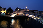 Die beleuchtete Halfpenny Brücke über den Fluss Liffey bei Nacht, Dublin, Irland, Europa