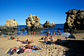 Menschen am Strand unter blauem Himmel, Praia Coelha, Albufeira, Algarve, Portugal, Europa