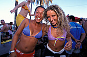 Zwei junge Frauen in Bora Bora Strand Disco, Club, Playa d'en Bossa, Ibiza, Spanien