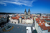 Luftaufnahme von Altstädter Ring mit Teynkirche, Prag, Tschechien, Europa