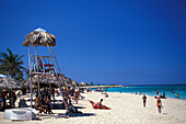 Menschen am Strand im Sonnenlicht, Playas del Este, Santa Maria del Mar, Havanna, Kuba, Karibik, Amerika