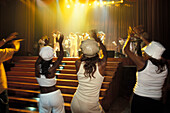 Menschen bei einem Salsa Konzert im Casa de la Musica, Havanna, Kuba, Karibik, Amerika