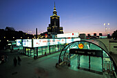 Der beleuchtete Kultur- und Wissenschaftspalast bei Nacht, Warschau, Polen, Europa