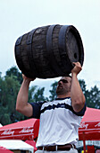 Mann stemmt Bierfass auf dem Bier Festival, Tallinn, Estland, Europa