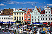 Marktstände auf dem Rathausplatz, Tallinn, Estland, Europa