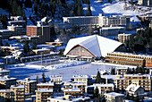 Leute beim Schlittschuhlaufen, Eisstadion, Davos, Graubünden, Schweiz