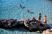 Menschen baden in der blauen Lagune, Insel Comino, Malta, Europa