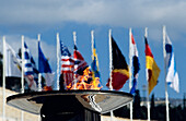 Olympische Flamme mit Fahnen im Hintergrund, Panathenian Stadium, Athen, Griechenland