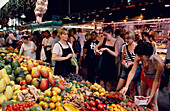 Frauen auf dem Markt, Obst und Gemüse Stand, Mercat de la Boqueria, Raval, Las Ramblas, Barcelona, Katalonien, Spanien