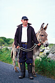 Bauer mit Esel, Connemara, Co. Galway, Irland