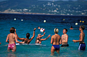 Volleyballspiel, Meer, Cala Bassa, Sant Antoni, Ibiza Balearen, Spanien