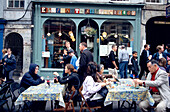 People sitting outside of Café Royal Mi, Edinburgh, Midlothian Scotland, Großbritannien